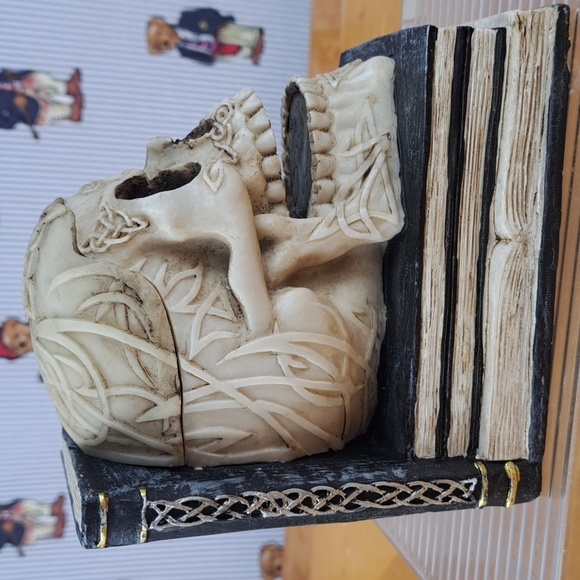 Bellaa decorative skulls small storage Celtic knot design resin bookends - Picture 7 of 8